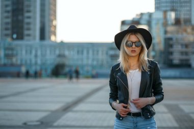 Şapka giyen inanılmaz bir kadının açık moda portre, ayna 
