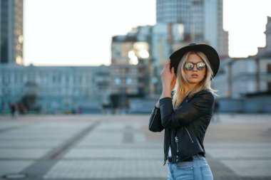 Şapka giyen şık bir sarışın kız Açık moda portre