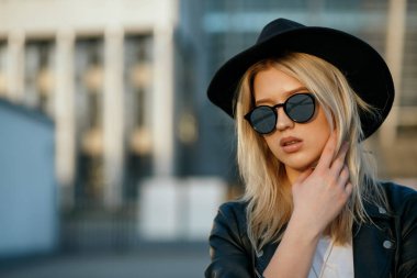 Şapka, ayna giyen çarpıcı bir kadının Closeup moda portre