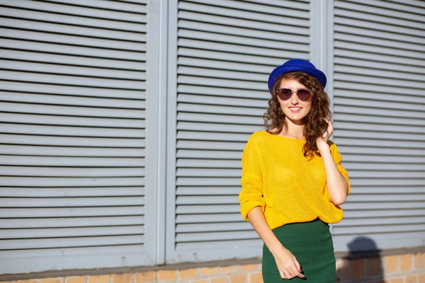 Retrato callejero de una mujer increíble con sombrero azul y kni amarillo — Foto de Stock
