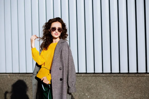 Portrait urbain de jolie femme hipster marchant dans la rue, wea — Photo