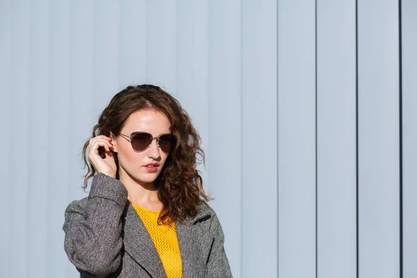 Urban portrait of fashionable girl wearing sunglasses, posing ne — Stock Photo, Image