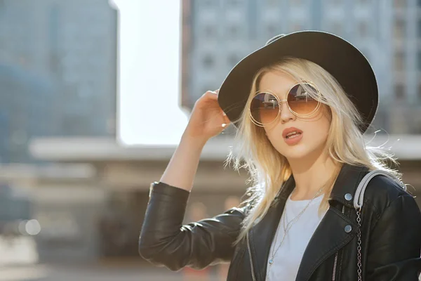 Ritratto di strada di una ragazza bionda glam che indossa cappello e vintage su — Foto Stock