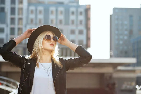 Street portrait of a gorgeous blonde girl wearing hat and vintag — Stock Photo, Image