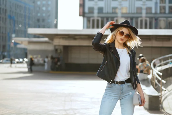 Portrait de mode de rue d'une élégante femme blonde portant un chapeau — Photo
