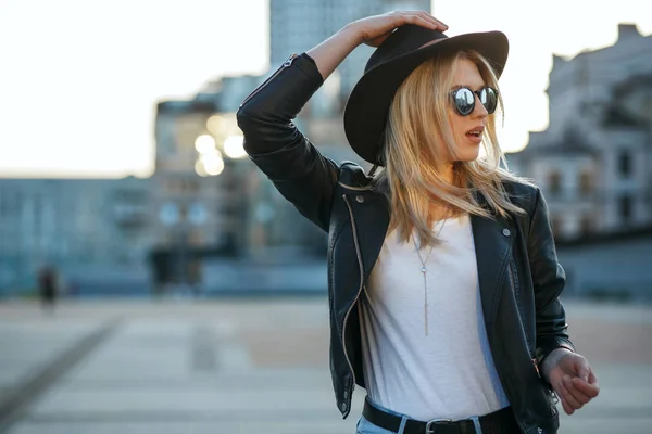 Outdoor fashion adorable of a pretty blonde woman wearing hat an — Stock Photo, Image