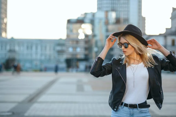 Outdoor fashion portrait of a pretty blonde woman wearing hat an — Stock Photo, Image