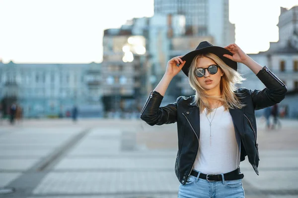 Outdoor fashion portrait of a beautiful blonde woman wearing hat — Stock Photo, Image