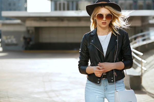 Straat mode portret van een glamour blond meisje dragen hoed en — Stockfoto