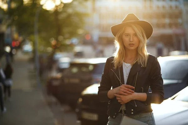 Outdoor fashion portrait of a beautiful blonde girl wearing hat — Stock Photo, Image