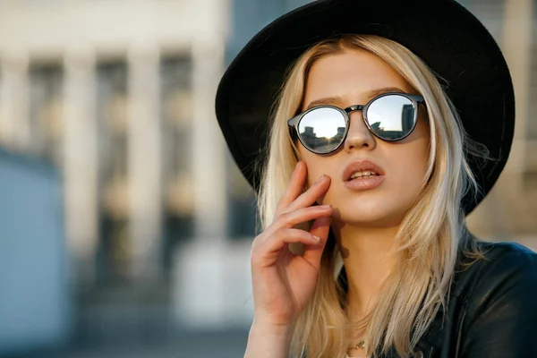 Closeup fashion portrait of a wonderful girl wearing hat, mirror — Stock Photo, Image