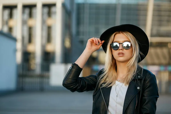 Outdoor fashion portrait of a splendid blonde woman wearing hat — Stock Photo, Image