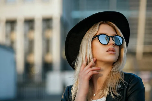 Outdoor moda portret pięknej blond kobieta ubrana w kapelusz — Zdjęcie stockowe
