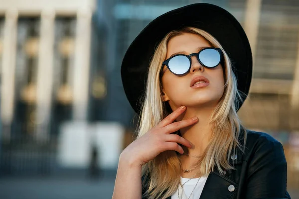 Portrait de mode en plein air d'une femme blonde glamour portant un chapeau — Photo