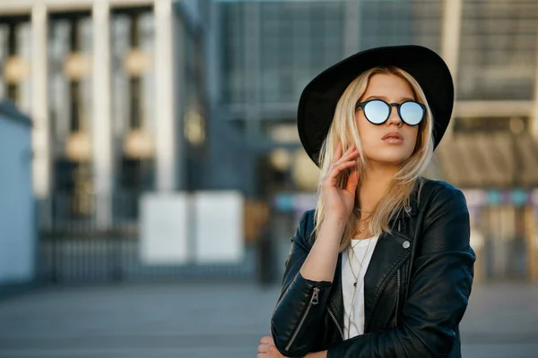 Utomhus mode porträtt av en härlig blond kvinna klädd i hatt — Stockfoto