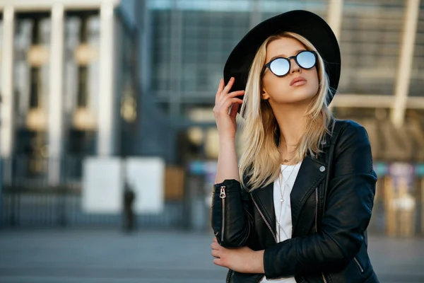 Outdoor fashion portrait of a wonderful blonde girl wearing hat — Stock Photo, Image