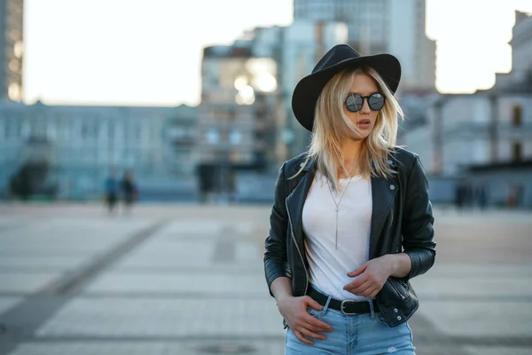 Utomhus mode porträtt av en glamour flicka klädd i hatt, spegel gl — Stockfoto