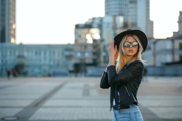 Outdoor fashion portrait of a stylish blonde girl wearing hat an — Stock Photo, Image