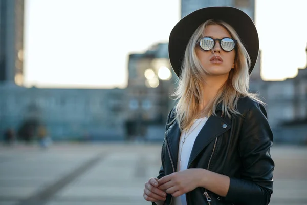 Retrato de moda ao ar livre de uma mulher loira na moda vestindo h — Fotografia de Stock