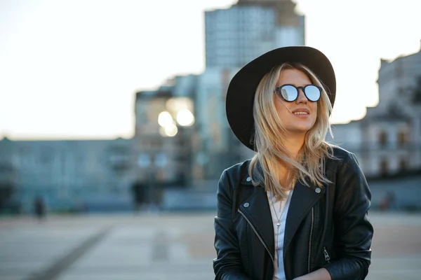 Outdoor fashion portrait of a cheerful blonde woman wearing hat — Stock Photo, Image