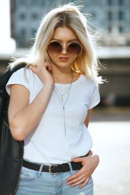 Vintage gözlük takan genç çekici kızın sokak portresi