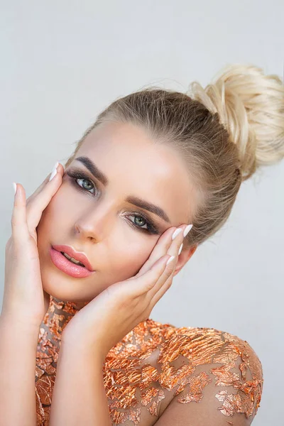 Beauty shoot van luxe blonde meisje met vlekkeloze huid en goud f — Stockfoto