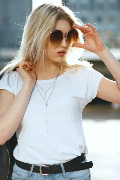Retrato de rua de jovem menina bonita vestindo óculos vintage e — Fotografia de Stock