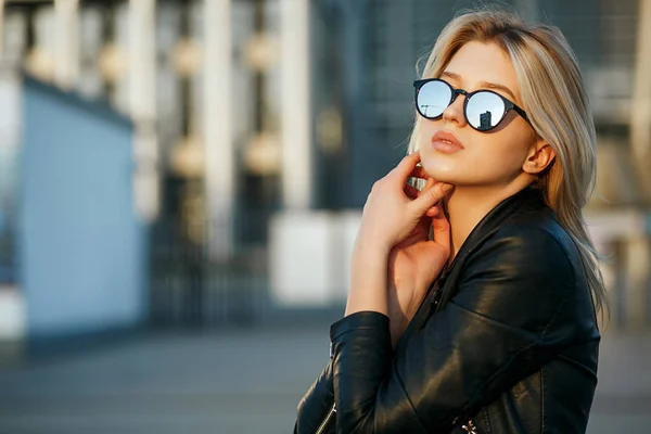 Lifestyle portrait of young pretty woman wearing mirror sunglass — Stock Photo, Image