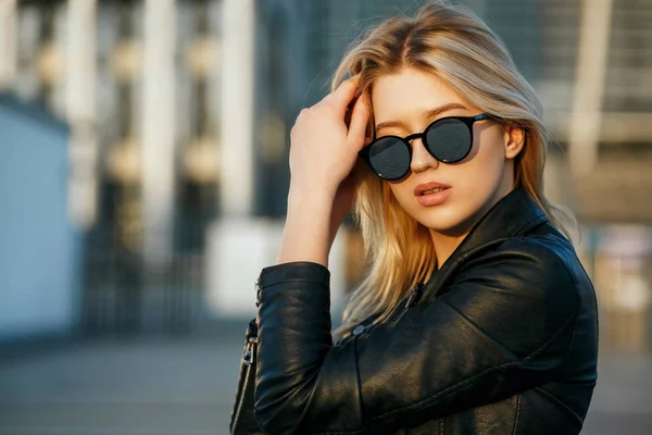 Lifestyle-Porträt einer jungen bezaubernden Frau mit Spiegelsonnenbrille — Stockfoto