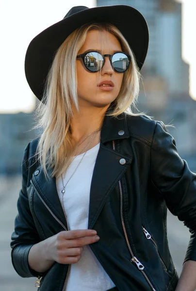 Güneş gözlüğü ve siyah giyen genç muhteşem kız Sokak çekim — Stok fotoğraf
