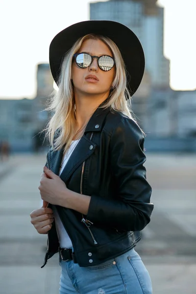 Street shot de mujer joven glamour con gafas de sol y negro h — Foto de Stock