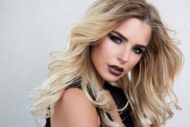 Mükemmel makyaj ve çırpınan saç ov ile güzel genç kadın