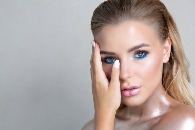 Üzerinde kusursuz teni ve metalik parıltısı olan çekici genç kadın