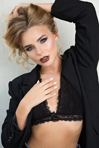 Verführerische blonde Model mit perfektem Make-up trägt Spitzen-BH und — Stockfoto