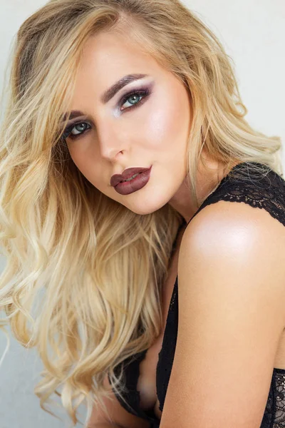 Mooie blonde meid met perfecte make-up en Wave Hair over een grijs — Stockfoto