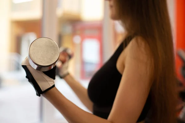 Atletische vrouw doet workout met een halter. Lege ruimte — Stockfoto