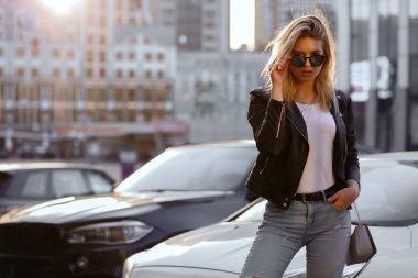 Rahat giyim giyen genç çekici modelIn Yaşam tarzı ateş