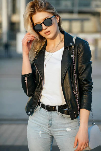 街头拍摄的年轻时尚女人戴着眼镜和吹毛求疵 — 图库照片