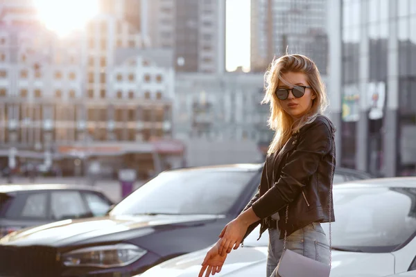 Lifestyle shoot of young fashionable woman wearing casual clothe