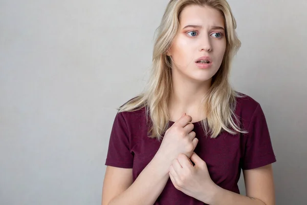 Close-up shot van bang jonge vrouw staande over een grijze muur. Em — Stockfoto