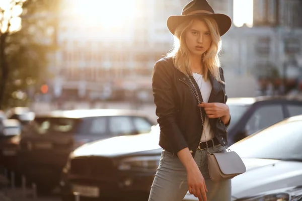 Wspaniała blondynka w czarnym kapeluszu pozowanie z ciepłym słońcem Lig — Zdjęcie stockowe