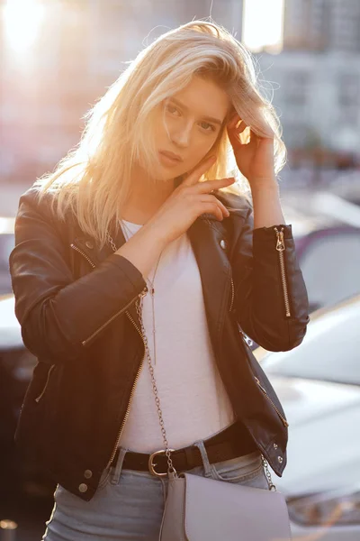 Stylowa blondynka w luźnej kurtce i koszuli pozowanie na — Zdjęcie stockowe
