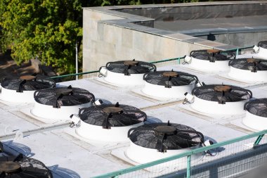 Binanın çatısında bir dizi klima ünitesi 