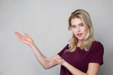 Adorable genç kadın copyspace sunan rahat giyim giyiyor