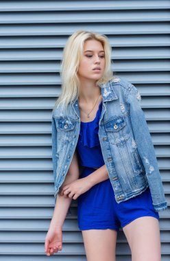 Bana yakın poz moda giyim giyen sevimli sarışın model