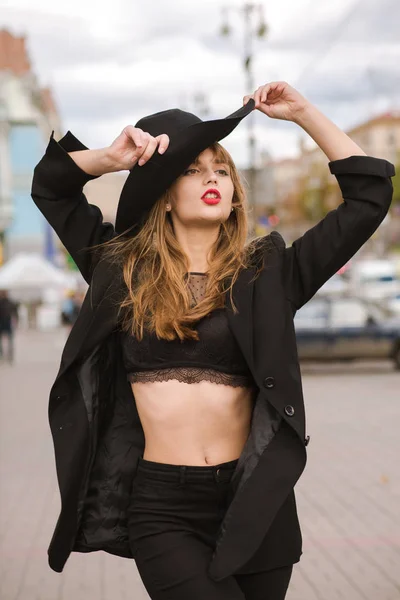 Portrait de mode extérieure de luxueuse fille brune portant un chapeau , — Photo