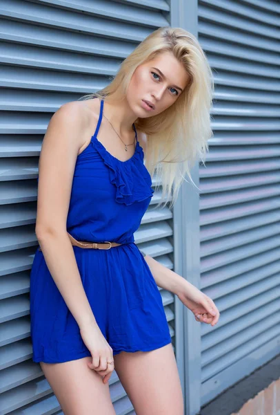 사랑스러운 금발의 소녀 착용 패션 의류 포즈 근처 금속 — 스톡 사진