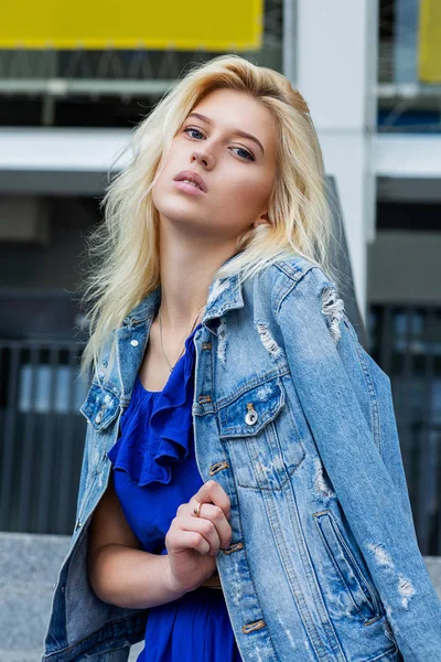 Удивительная блондинка в модной одежде позирует рядом с мета — стоковое фото