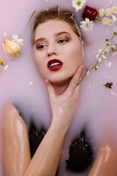 Mulher loira sedutora com maquiagem perfeita relaxante no banho com — Fotografia de Stock