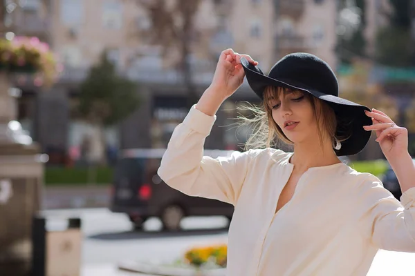 Street shot de charmant modèle brune portant une chemise blanche et un chapeau — Photo
